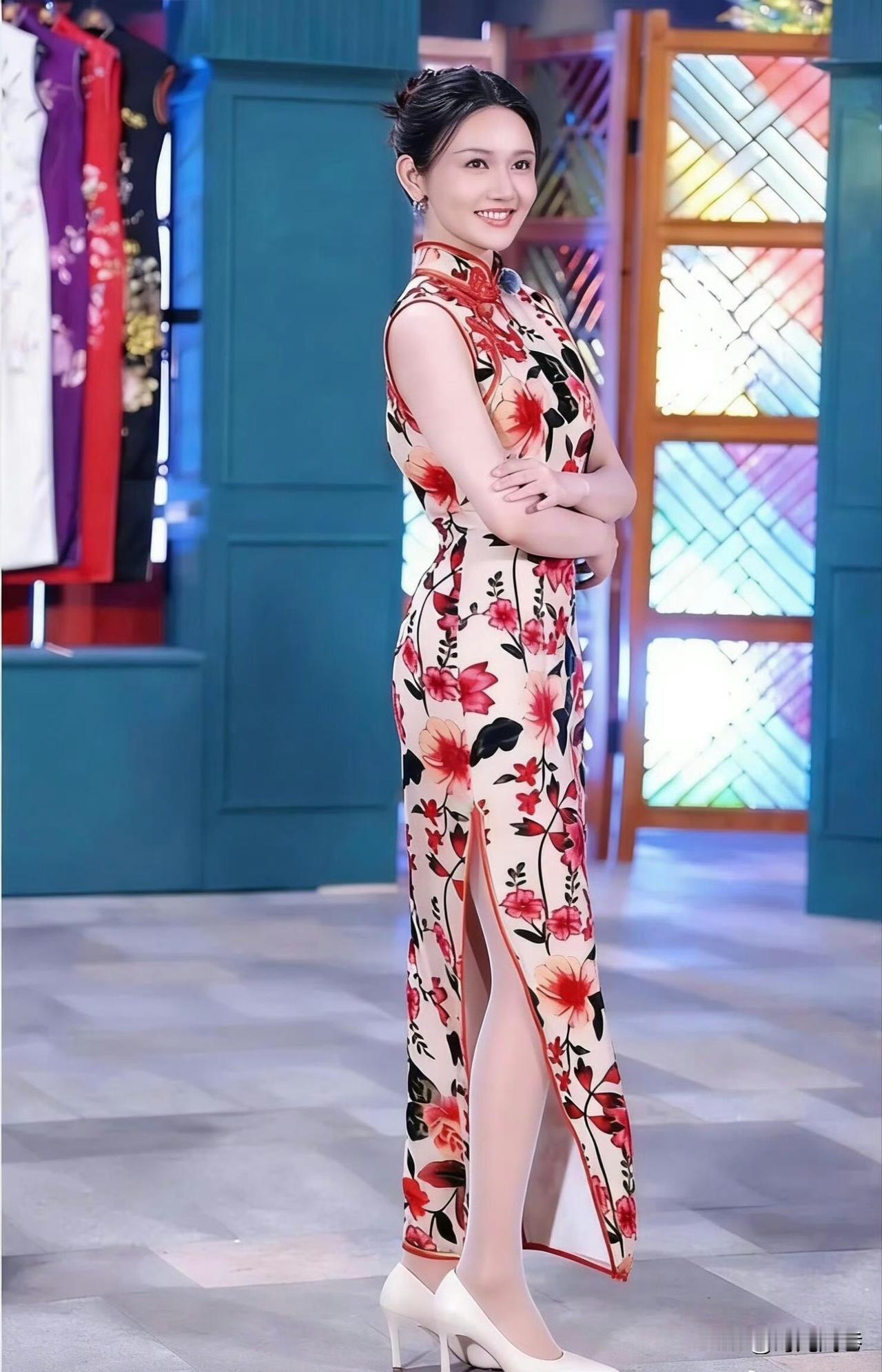 央视美女主持人龙洋旗袍搭配白色高跟鞋，尽显中式优雅古典风格之美！喜欢看春晚的一定