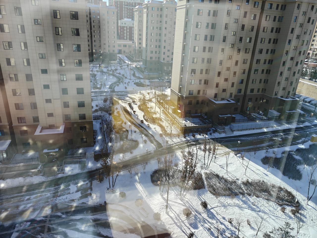 昨天是马年初一，晚上一场中雪降落牡丹江市，当第二天早上打开窗帘时，伴随着耀眼的阳