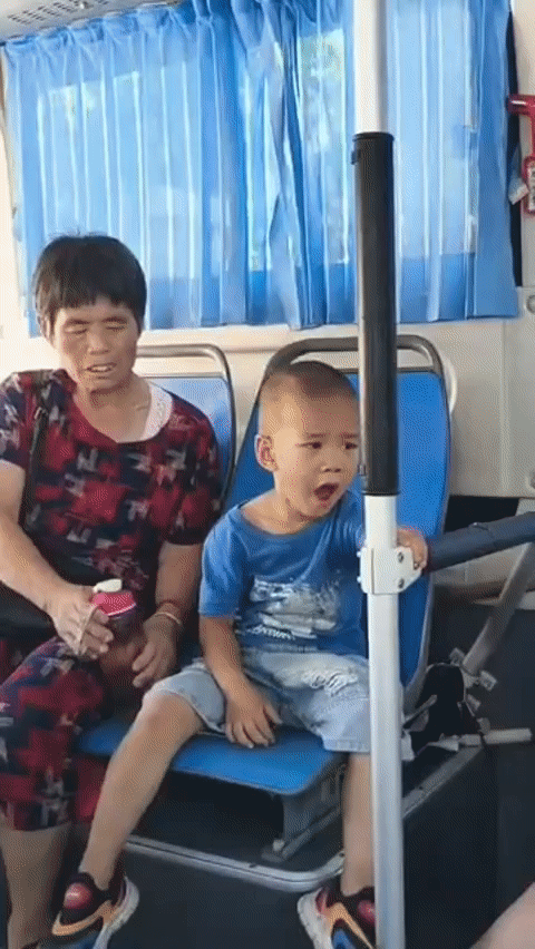 这奶孙俩也太逗了吧
公交车上，一个小男孩犯困了，打起了哈欠。坐在一旁的奶奶看了一