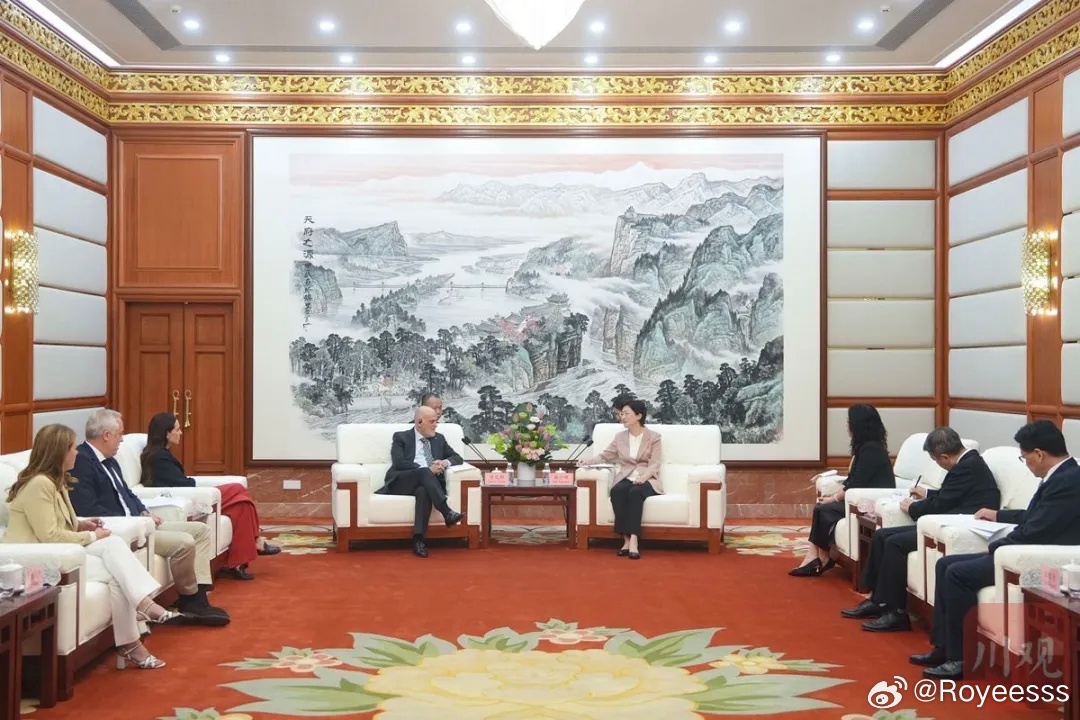 讯，6月11日，省委副书记、省长施小琳在成都会见西班牙职业足球联盟（西甲联盟）主