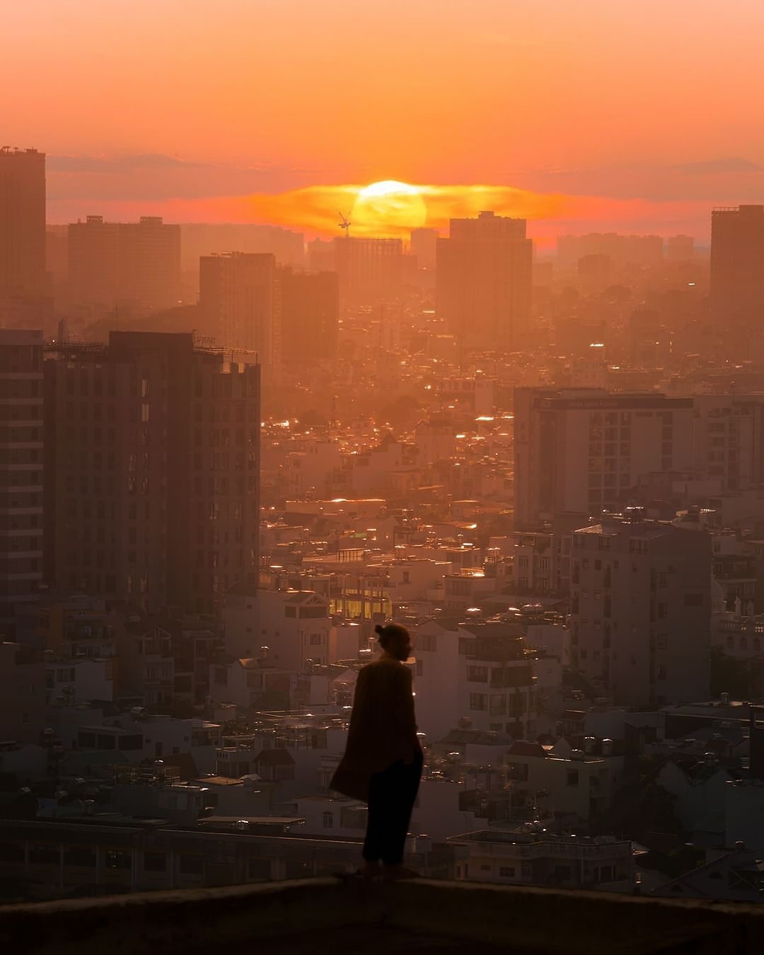 夕阳映照天际，彩霞满载浪漫。 