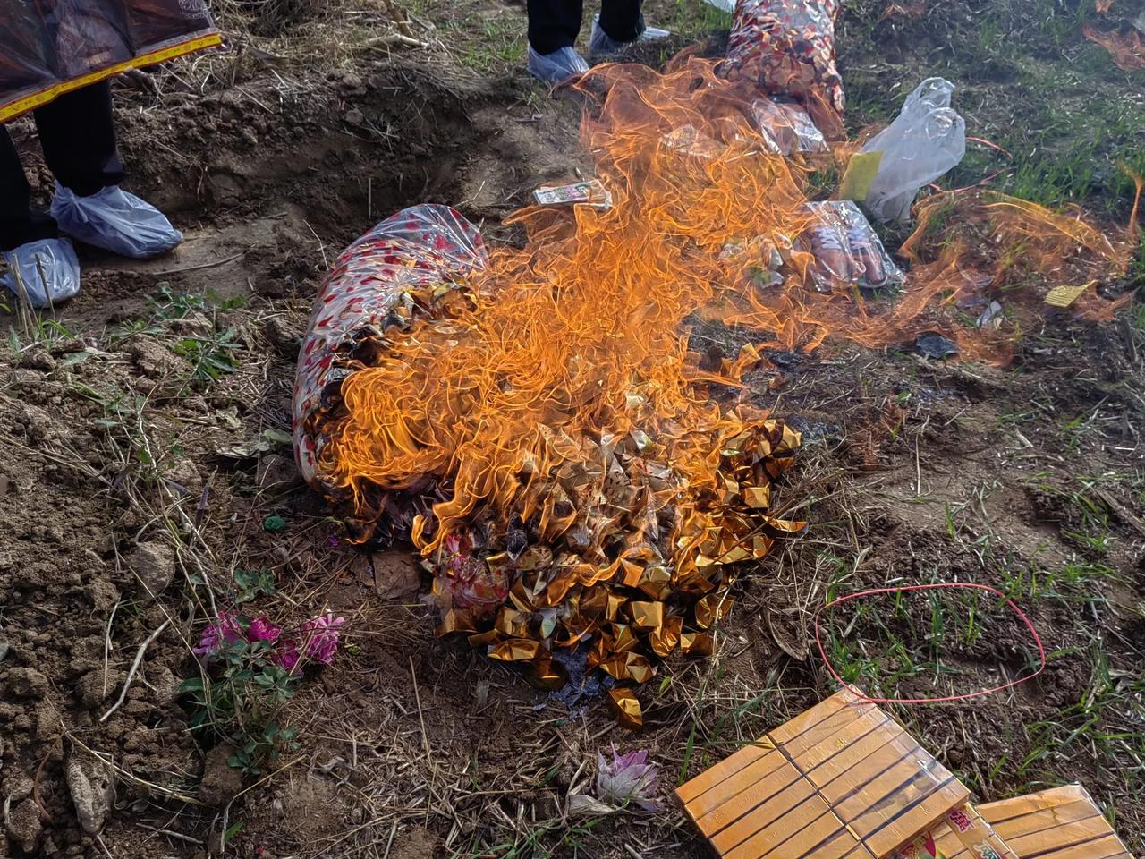 农历十月初一，民间称寒衣节，与清明节、中元节一样是祭祀先人的日子。
      