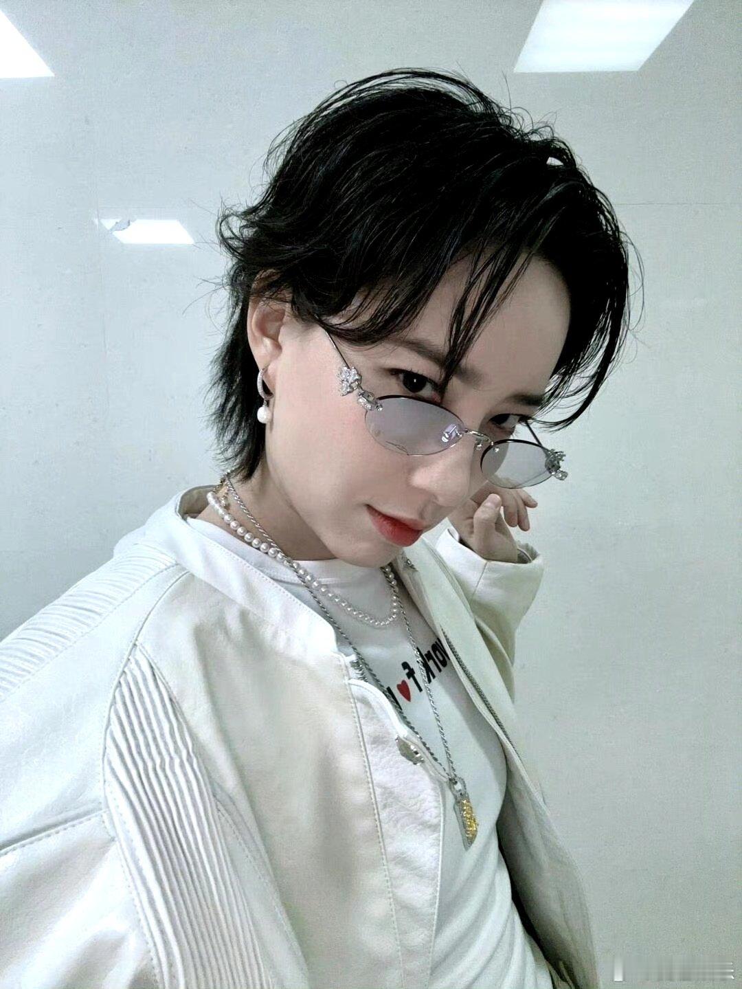 李斯丹妮戴眼镜完全是老公级别的 哎呀妈呀，李斯丹妮一戴上眼镜，简直就是帅到爆炸的