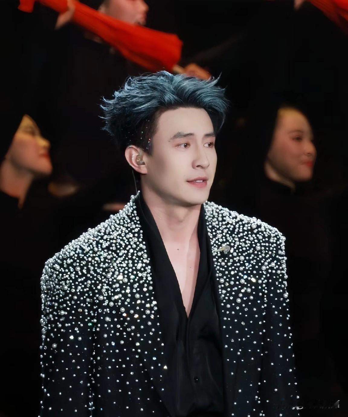 《撕婚》镜头电影感足、
节奏飞快，看着挺唬人？
但细品就露馅：双线剧情全浮在表面