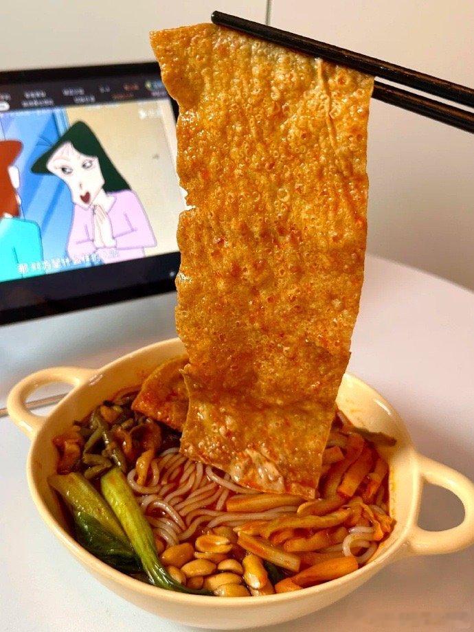 美食时间到！奖励自己一包香喷喷的臭宝螺蛳粉吧，这大片腐竹谁吃谁知道，三个字“倍儿