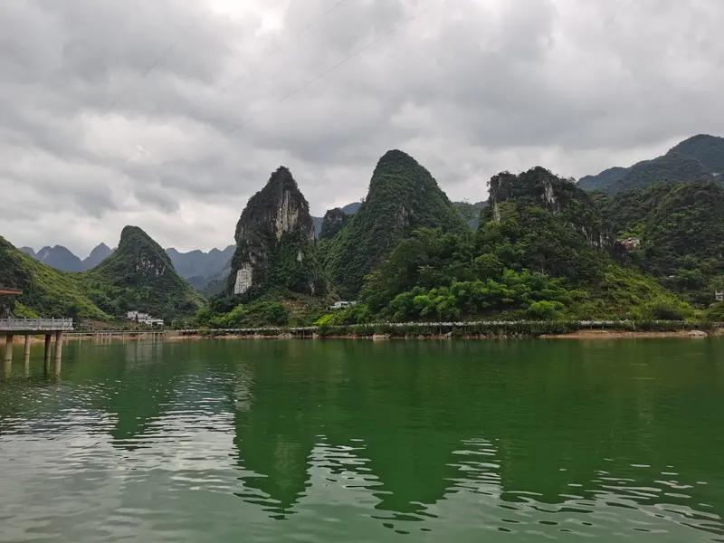 春风春雨春色艳，诚邀下联友友请展示下联 
上联:  春风春雨春色艳，
下联：好山