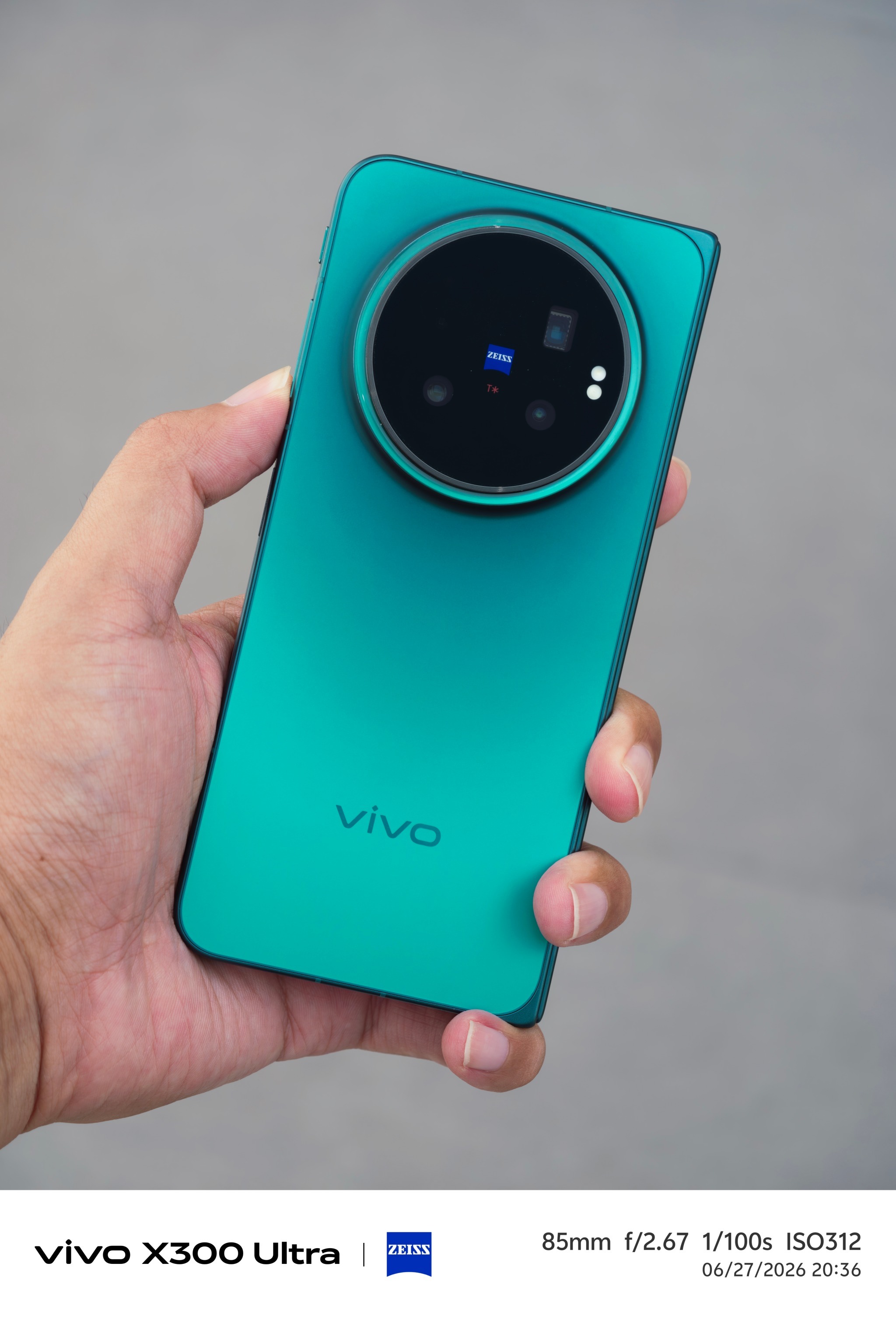 特地来看了vivo X Fold6 的相机，首先，没想到这机器居然是玻璃后盖，这