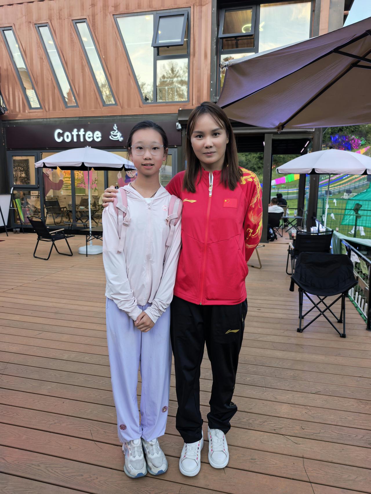我家宝贝和奥运冠军李坚柔合影

本来姑娘的身体素质就不太好，因为我的原因不经常领