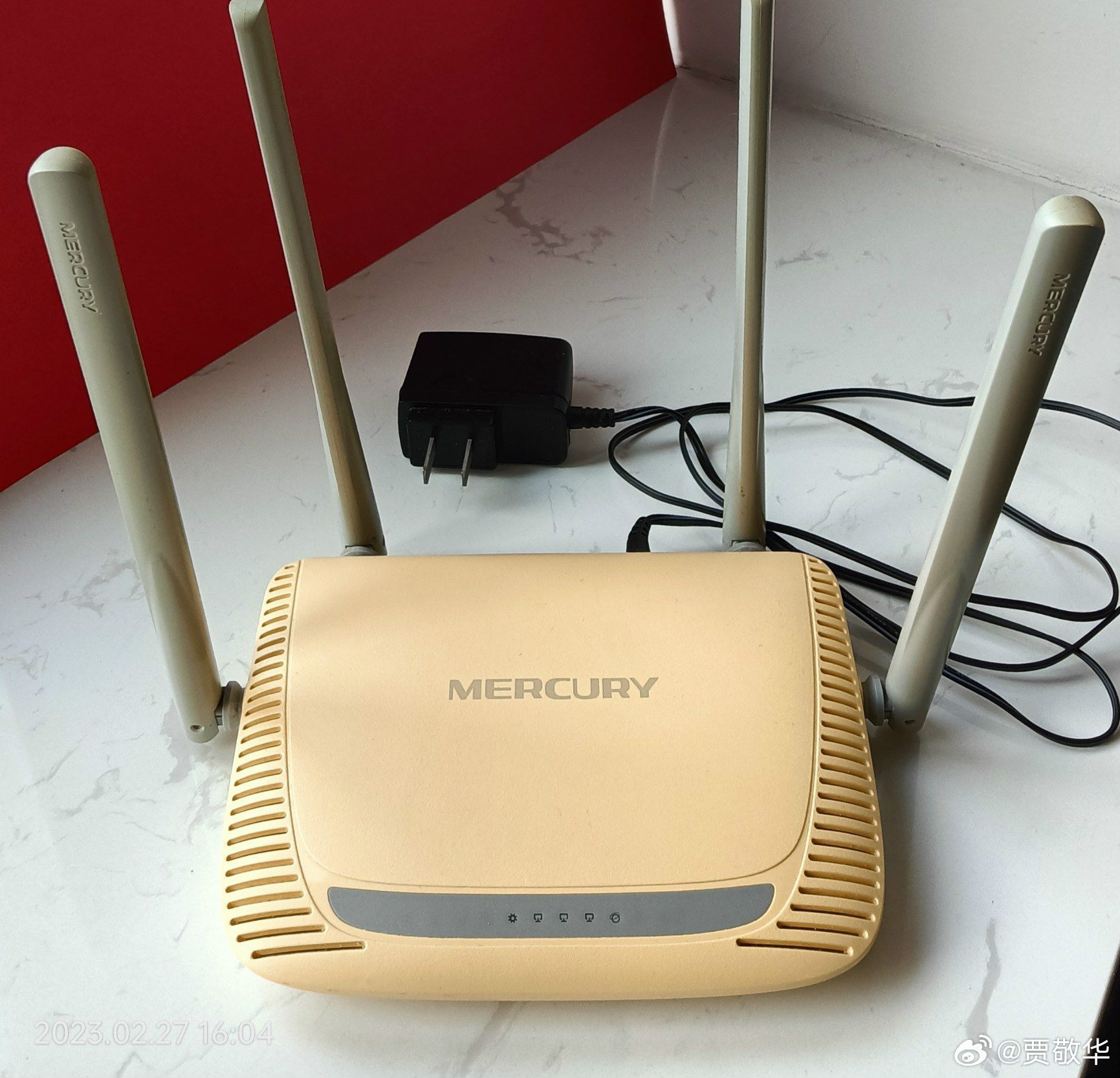 很多人认为路由器至少用十几年，不坏就可以继续用。结果就是，申请了千兆宽带，用着百