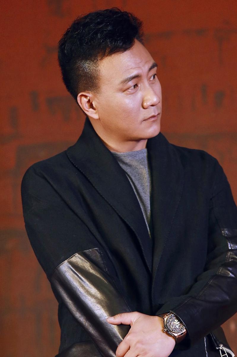 演员，何冰说，这个胡军呐，和我是一个班的，中戏的时候宿舍里头对头，他是班长，我是
