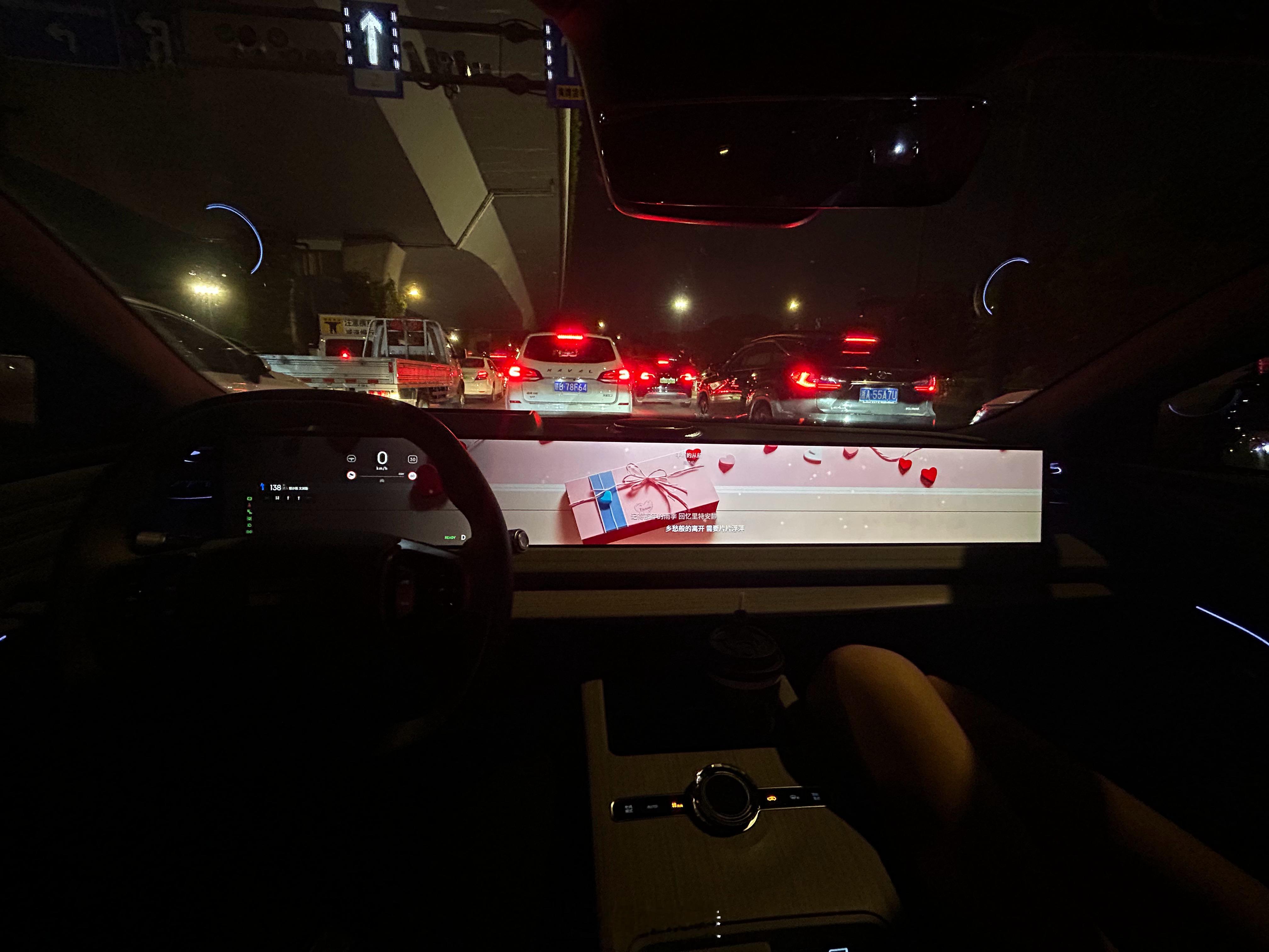 这个8K大屏的体验就是越来越爽越用越爽，然后OTA了这个AI旋律壁纸，应该是根据
