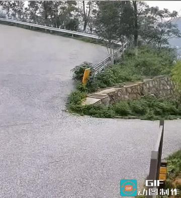 电动车载4成年人下山道，纯属玩命！
 
一辆小小的电动车，硬塞四名成年人，既严重