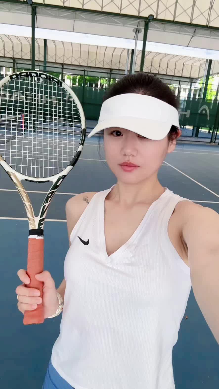 发球是高的，接球是漏的，捡球是勤快的，步伐是不会的，脑袋是反应迟钝的...