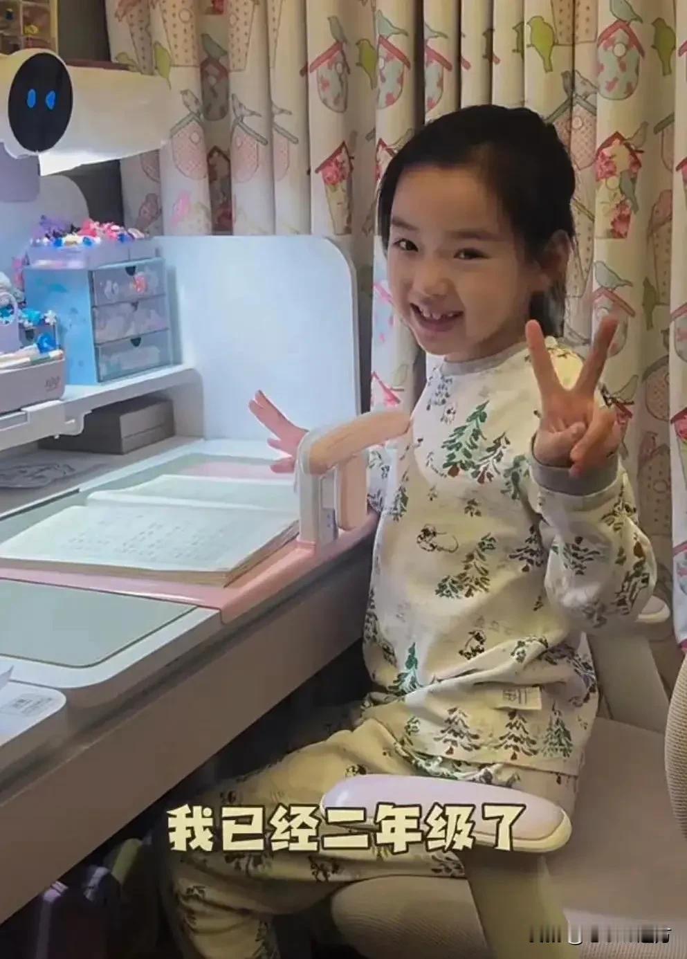董璇的女儿小酒窝上二年级了，非常的可爱听话！
#你喜欢董璇吗#