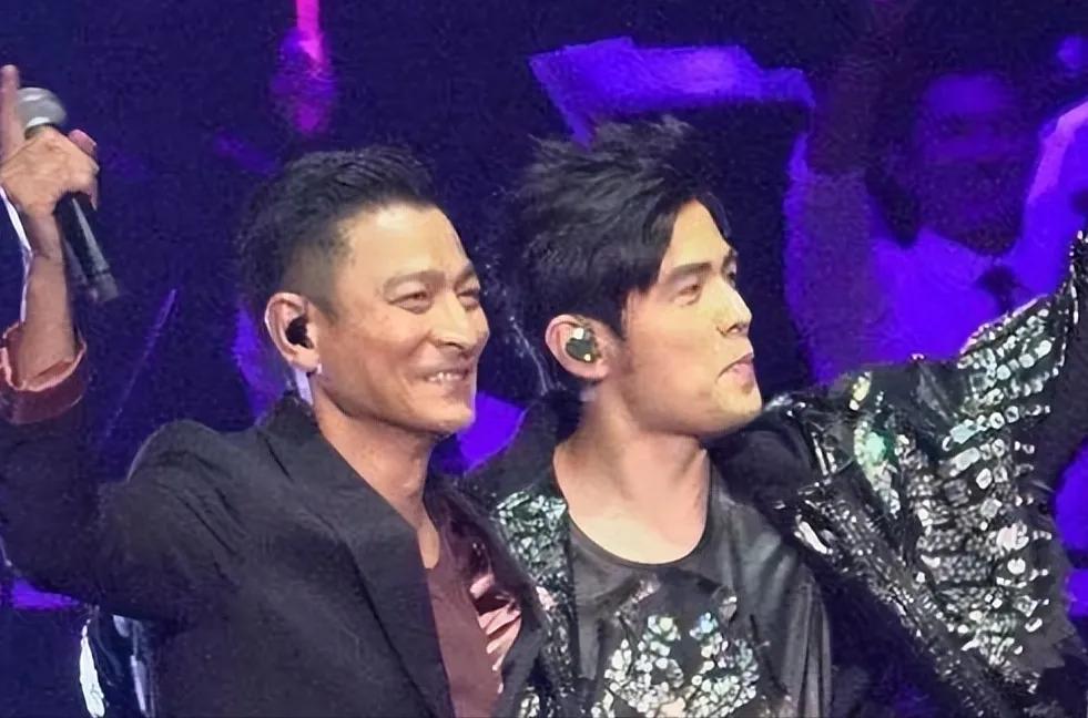 "天王巨星周杰伦惊喜收获刘德华亲笔信函，两大华语乐坛传奇人物跨时空交集，引发无限