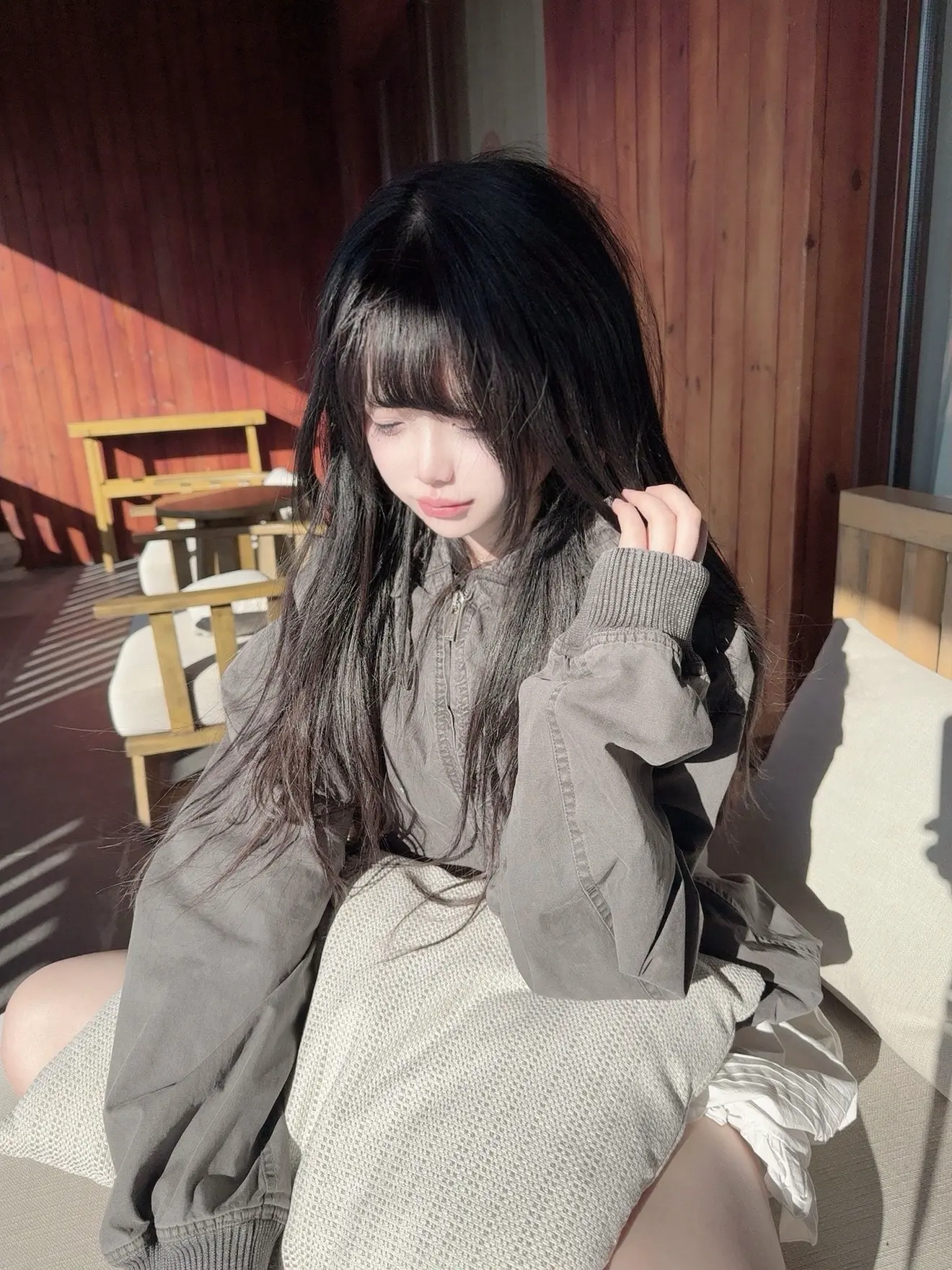 请在我失控哭泣的时候过来抱紧我 不要盯着我 我不是一个怪物 亲爱的