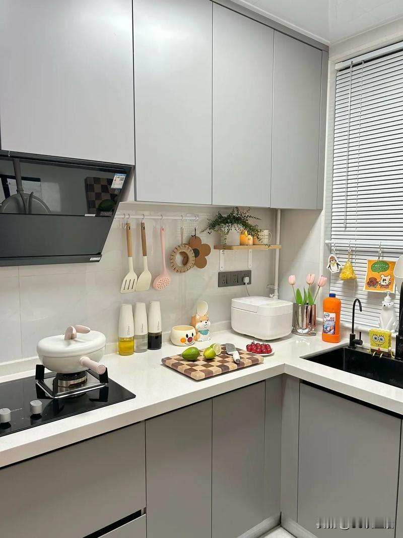 我有一个坏的毛病，说出来真不怕大家笑话。

每次做饭的时候，我喜欢一边炒菜，一边