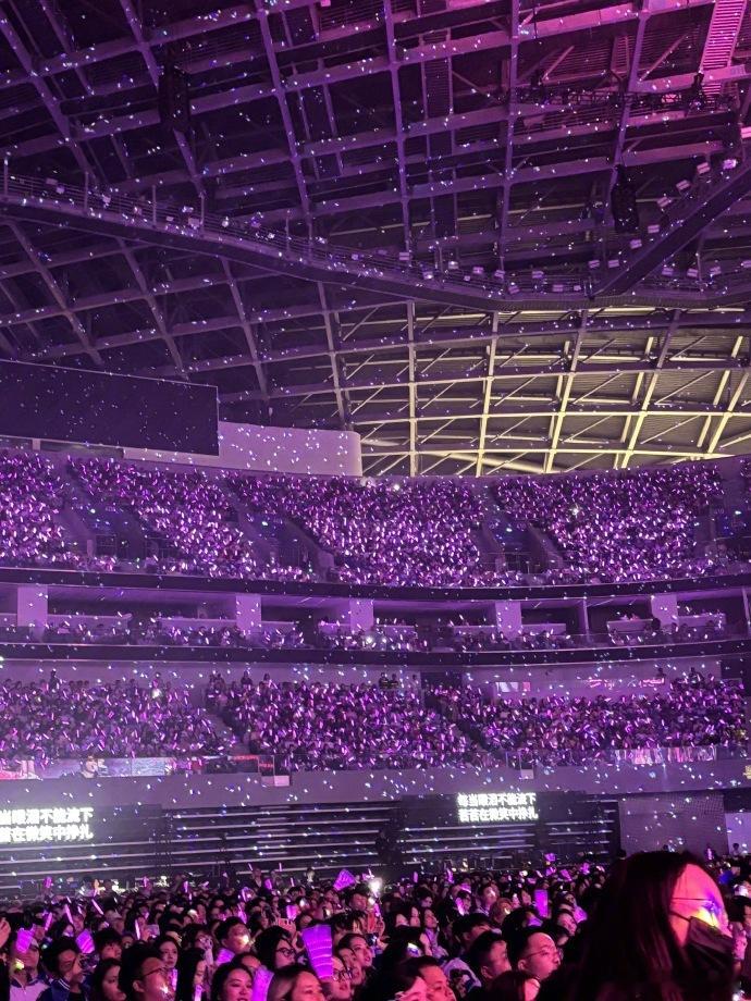 徐良是有点霸总浪漫在的徐良演唱会星空顶不油腻的霸总浪漫被徐良完美拿捏！手握公司深