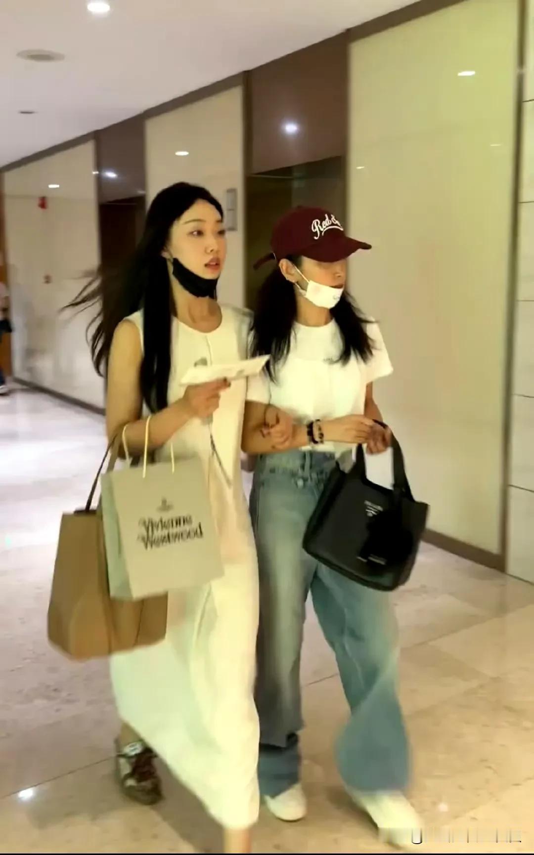 我说管乐怎么和李冰冰一起逛街呢！原来是签到了和颂啊！

这下周也还有压力了吧！