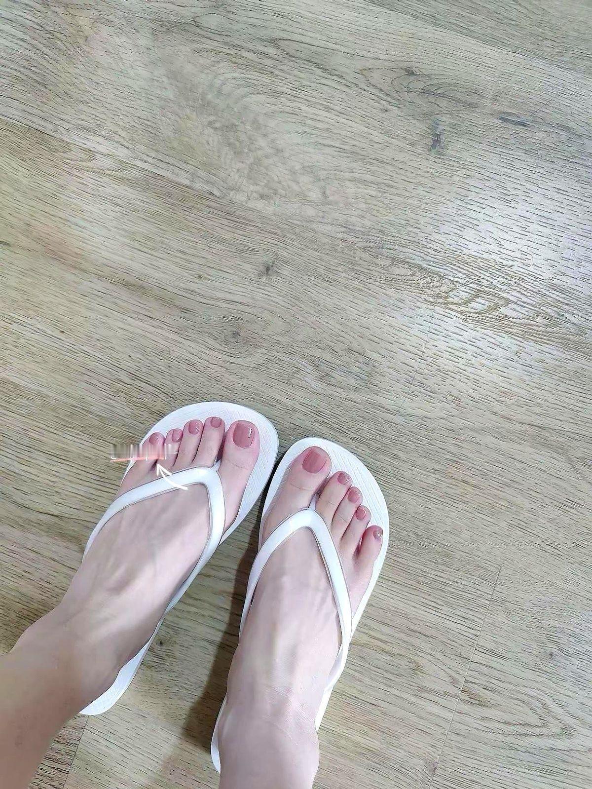 真正显高级的脚，从不花里胡哨。

甚至看起来，就像没做过美甲。

这就是裸色美甲