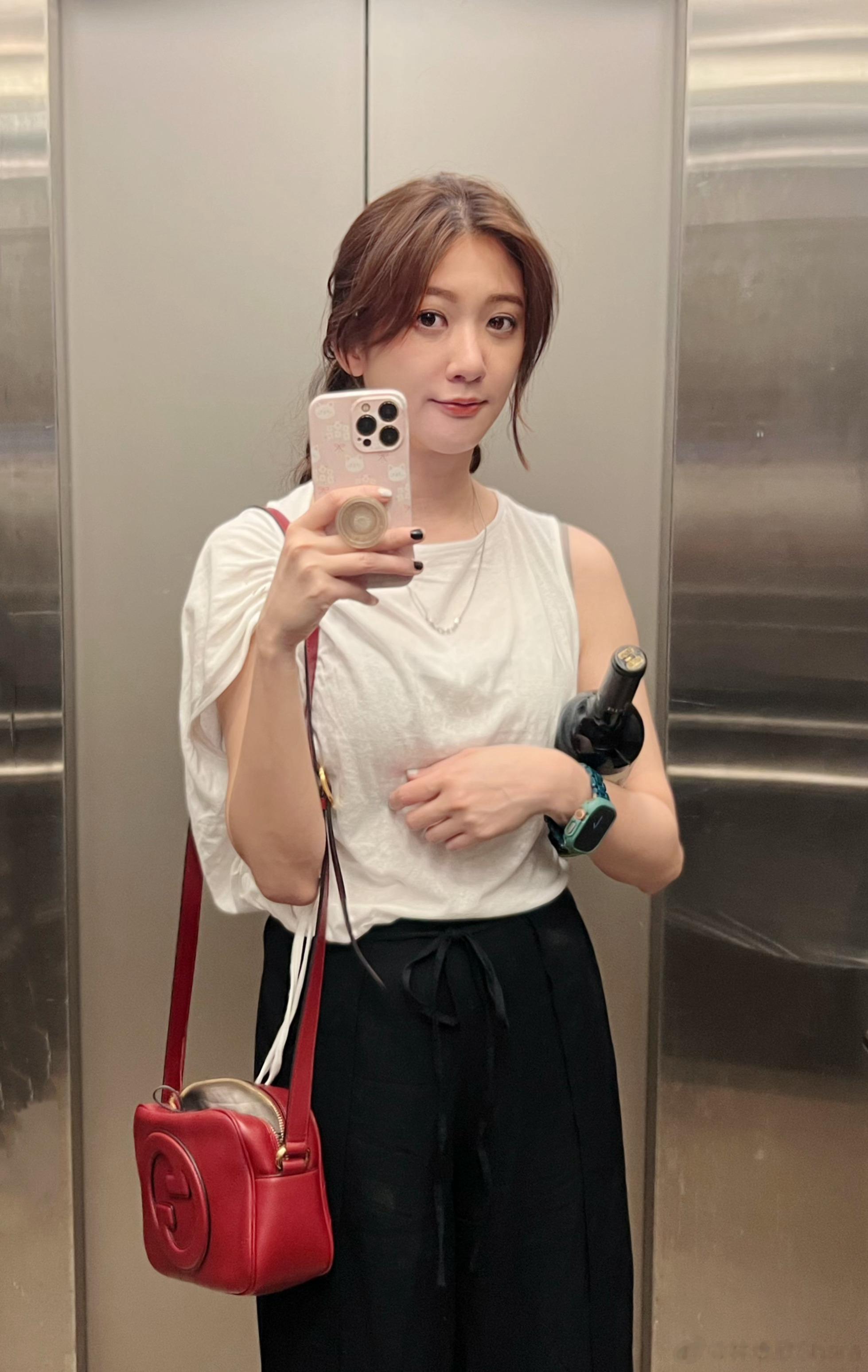 天氣熱到，隨手抓了支紅酒走到附近餐廳，結果服務生說溫度太高，只好特地拿冰桶幫它降