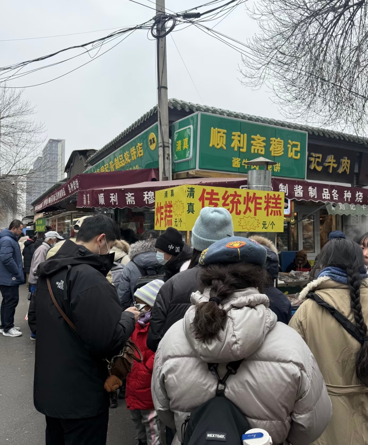 看网红直播，西北角下午有人排上了炸卷圈和酱牛肉。 