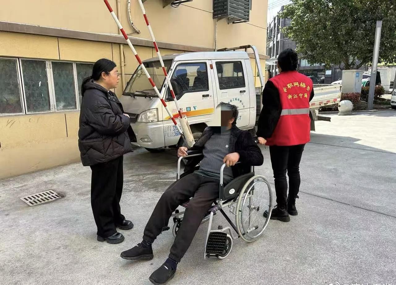 近日，宁海两位网格员路上偶遇突然说不出话、走不稳路的老人，她们一眼判断情况危急，