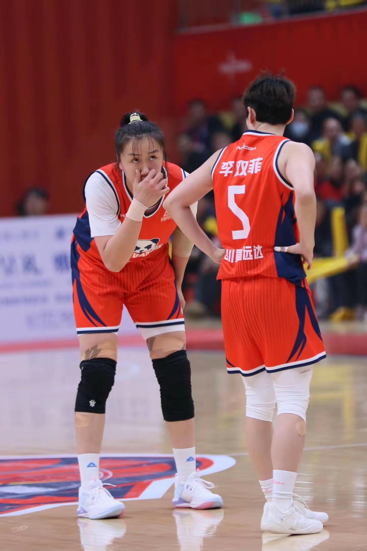 今晚WCBA是四场焦点对决

分别是江苏女篮VS浙江女篮，支持江苏女篮的球迷有不