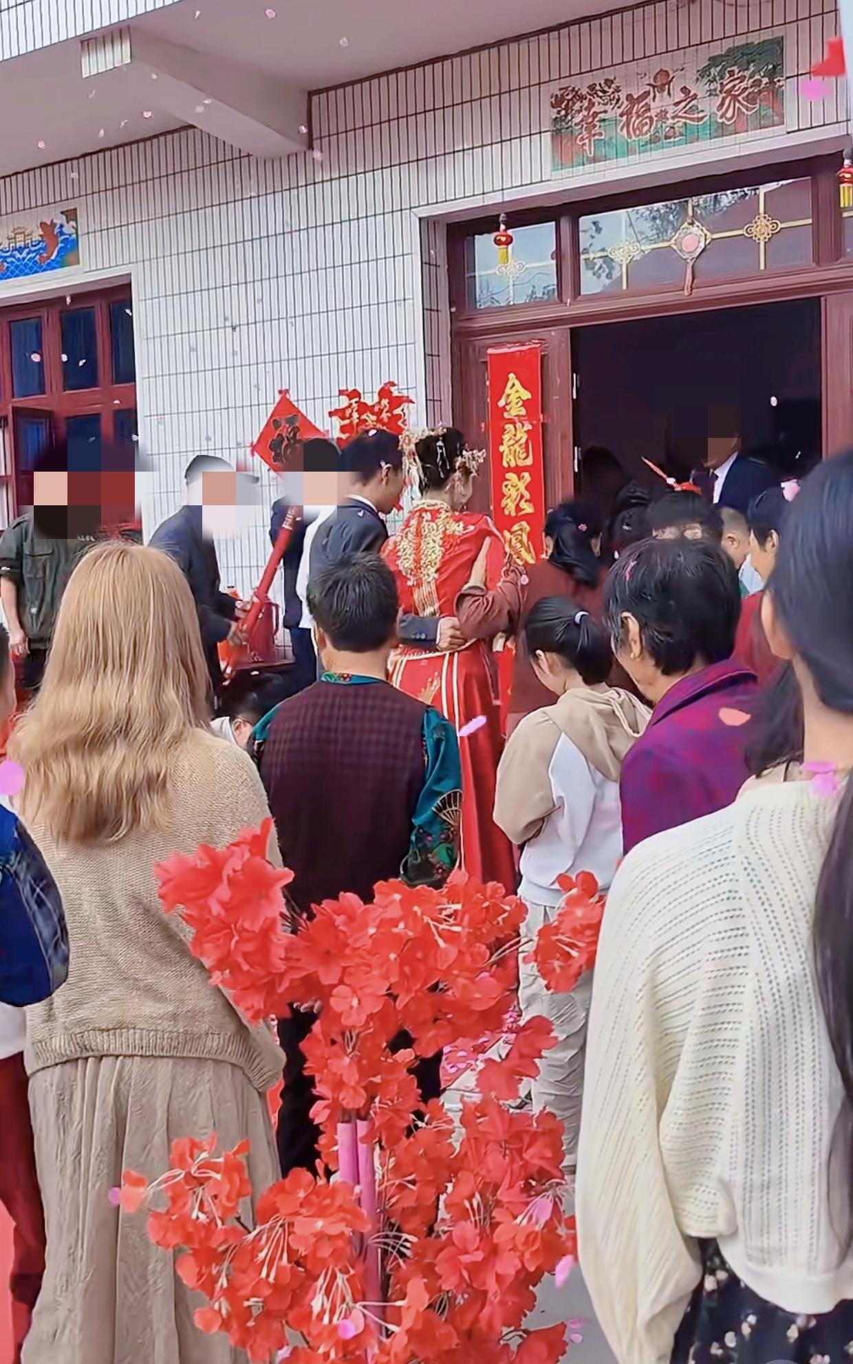 山西长治最近这事，真的让人刷新了对婚姻的看法！一对新人原本订了18万8的彩礼，结