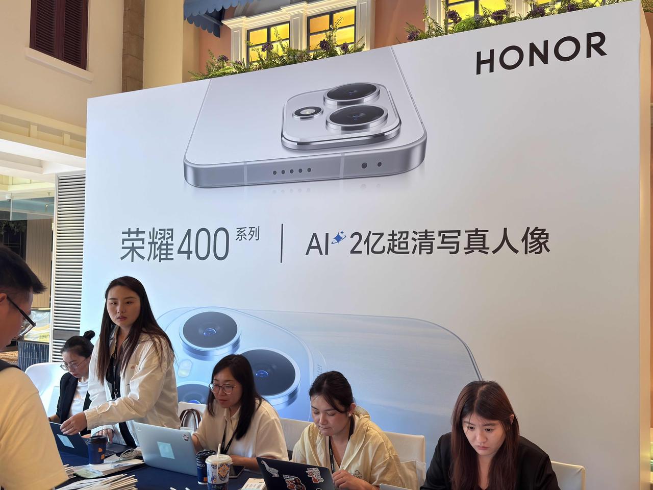 是闪现，我用了闪现。
马上又是荣耀400系列发布会，今晚见！
如果肖战能来，我马