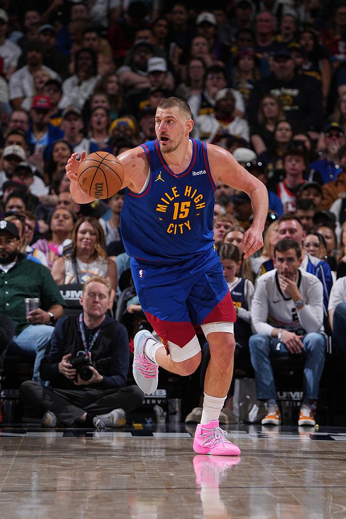 掘金逆转擒龙，约基奇准三双
 
北京时间3月21日中午，NBA常规赛东西部同级别