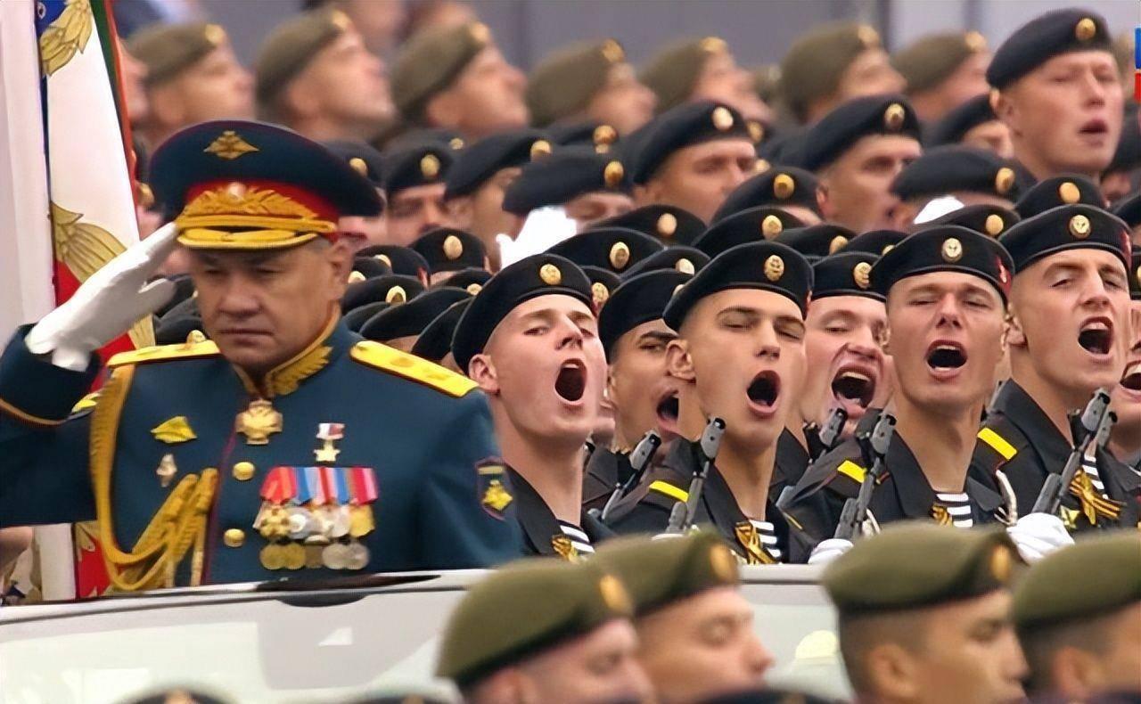 俄语‌“乌拉”（Ура）是表达强烈情感的感叹词‌，常用于欢呼、庆祝胜利或鼓舞士气