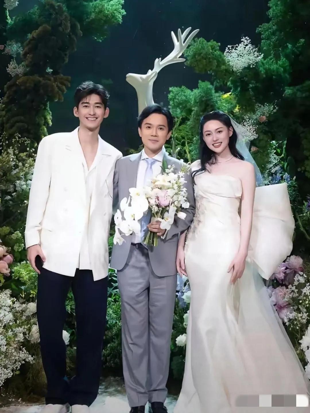 哇哦，瞧，这身高修伟，仪表堂堂，笑容灿烂的张翰也太抢新朗的风头了吧？