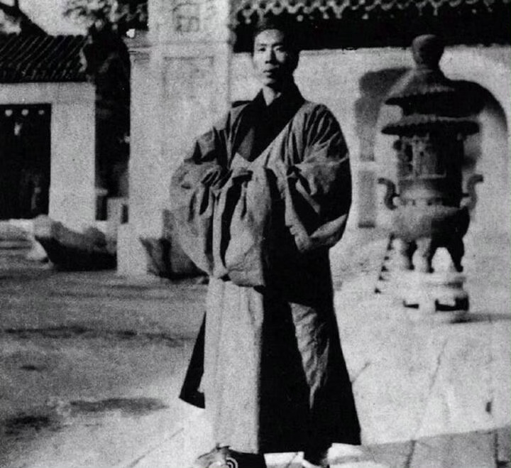 清朝服饰加上垂手站姿，看着真的很阴森。穿汉服的话手就会不自觉端着，不然垂下来袖子