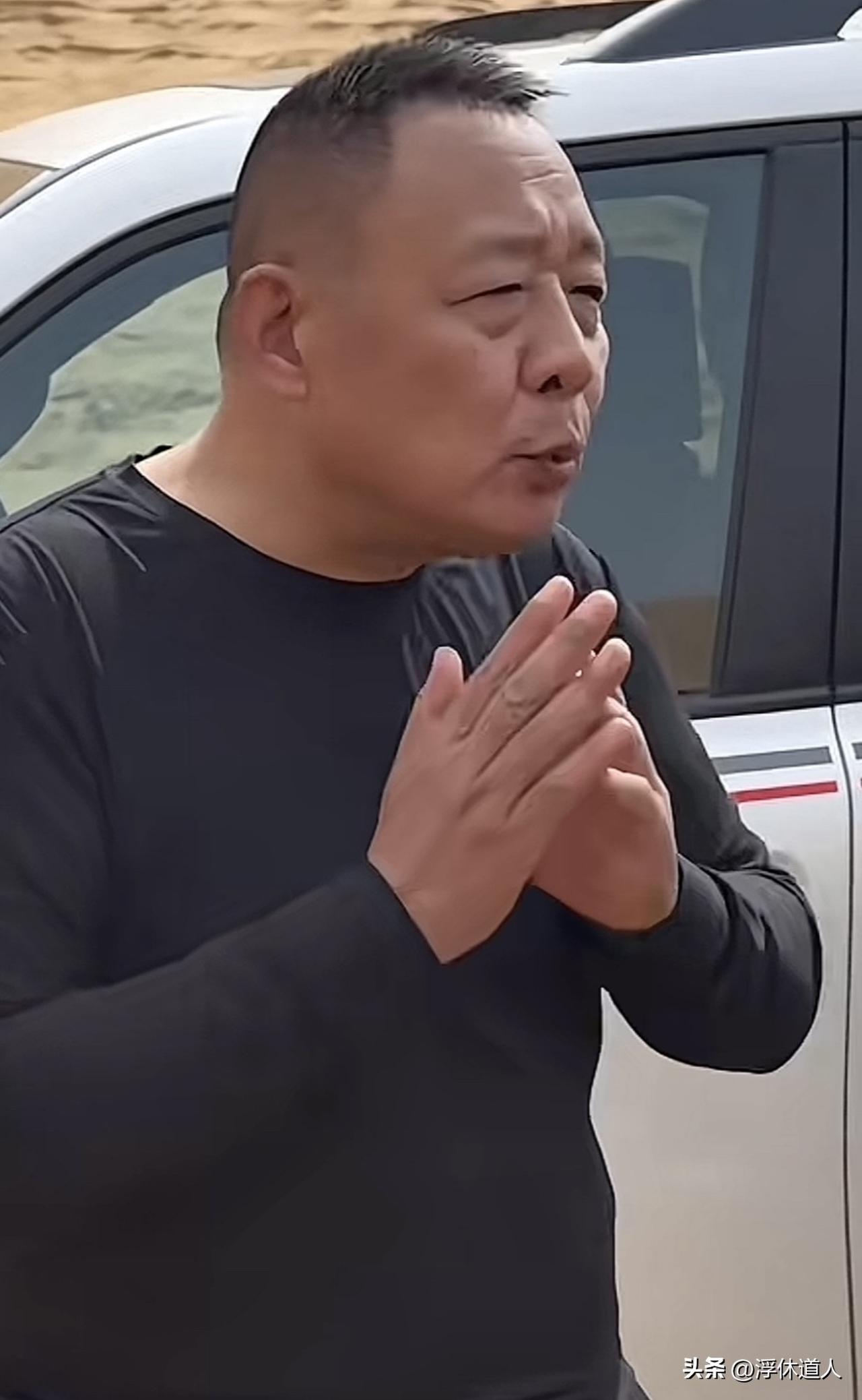 告诉你一个秘密：大多数的人都会越长越难看。

无论是男人和女人都是一样的！一个人