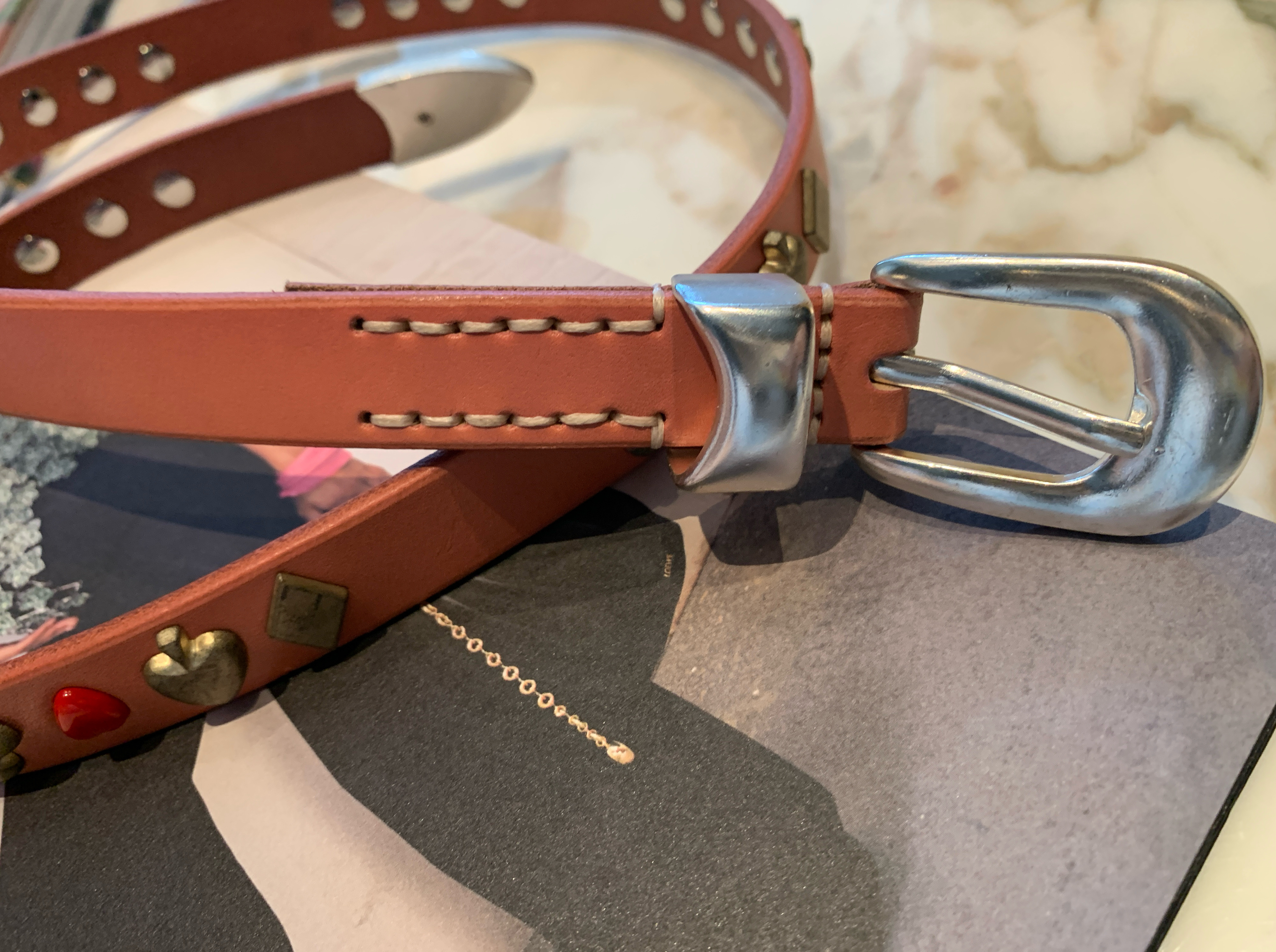 皮带这期要买！ 私物分享 搞了一个多月的头层小牛皮做旧桃心 五金都是开模定制哒 