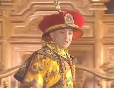 康熙帝，清朝历史上最为卓越的君主之一，他的成长过程充满了严苛的教育、权谋的启蒙以