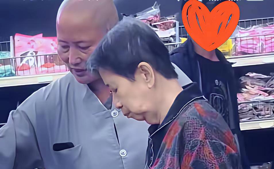 63岁歌手李娜和妈妈洛杉矶买菜被网友拍到！
还记得当年那个唱《青藏高原》的高手李