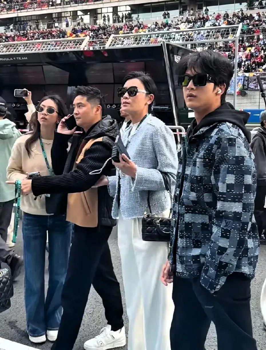 田亮一家现身上海F1当年的小鲜肉也成老腊肉了。还是他儿子好看，年轻帅气，和他年轻