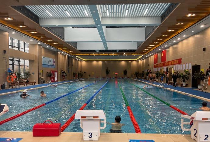 海拔3650的游泳馆，第一次来有点忐忑，尝试着游了5个来回，居然没有任何不适感，