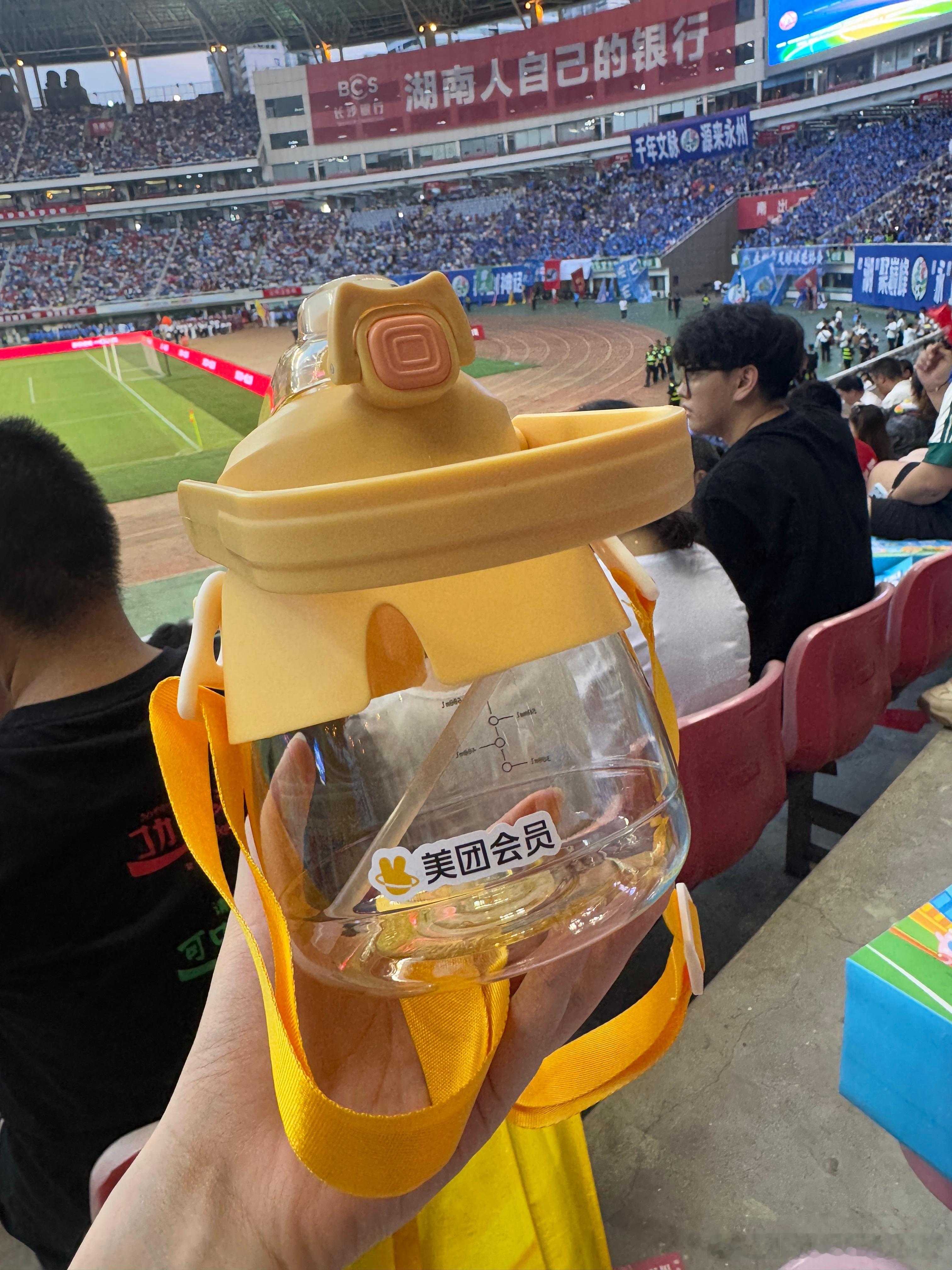 长沙上演湘超版英阿球迷对决湘超足球盛宴火热开启，赛场之上激情不断，美团持续回馈平