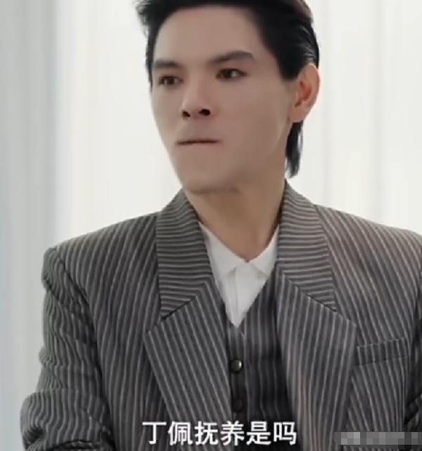 6月16日，向佐接受访谈，聊着聊着向佐突然爆料，自己还有一个同父异母的姐姐，更意