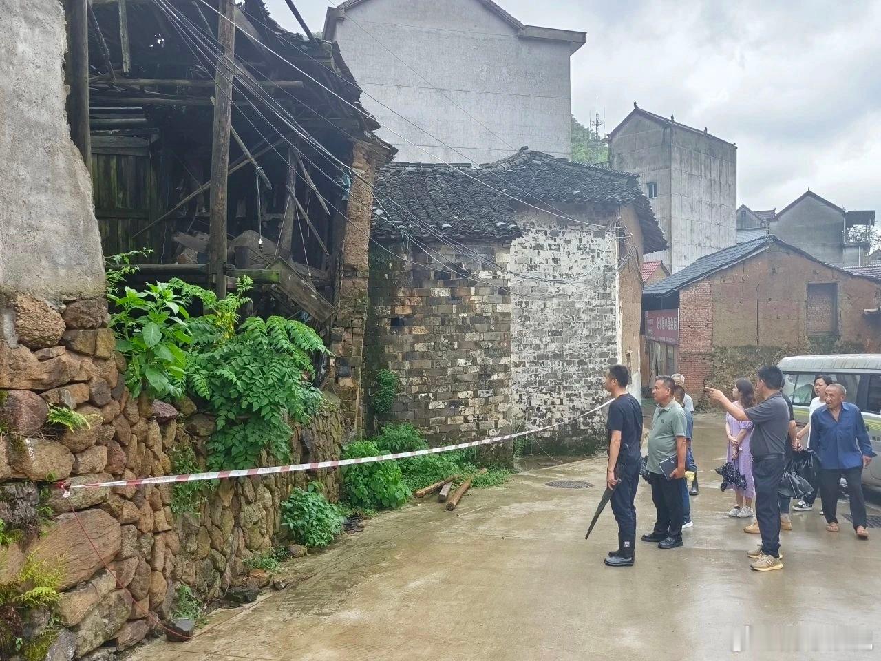 台风来袭他们逆行守护独居老人  对于独居老人的守护，真的是默默的付出了呀，所以也
