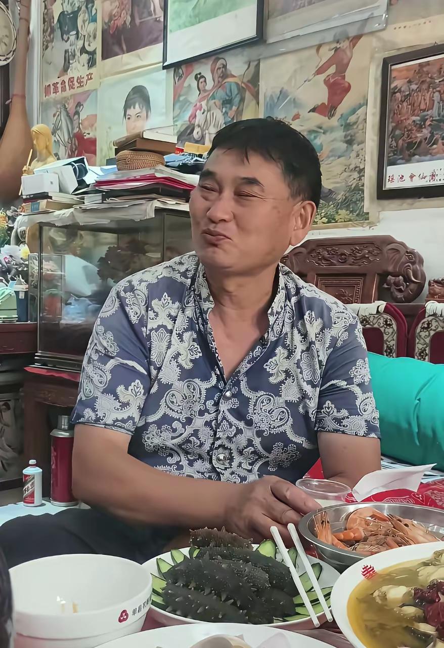 大衣哥人朴素，生活可是一点也不朴素。