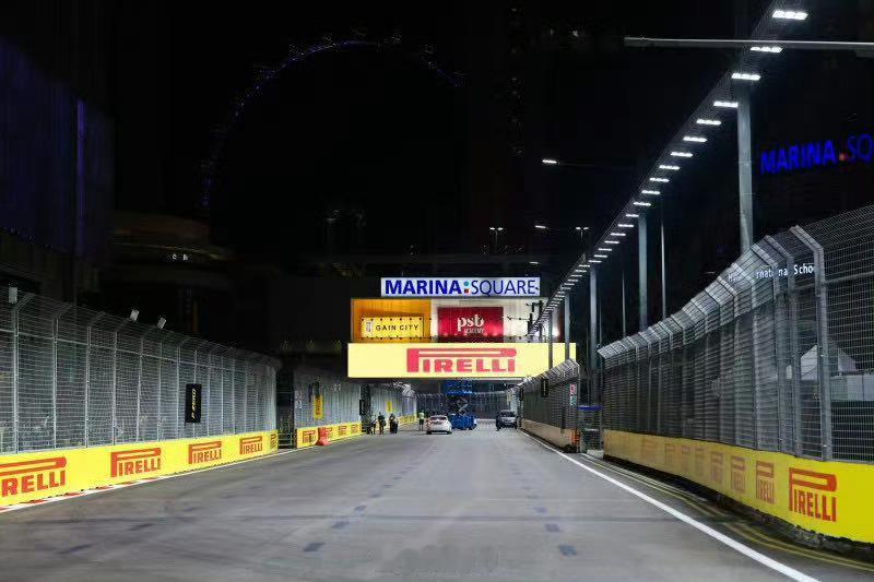 F1新加坡大奖赛正赛作为F1首条夜间街道赛，2025新加坡大奖赛仍是极致考验。4