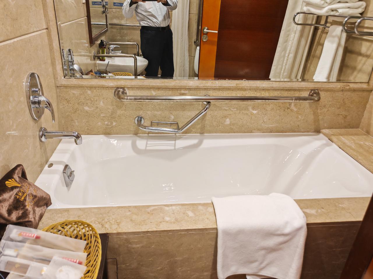 外出旅游，住宿到一个正规的酒店，发现竟然有浴缸！浴缸在家庭基本都不用了，在酒店也