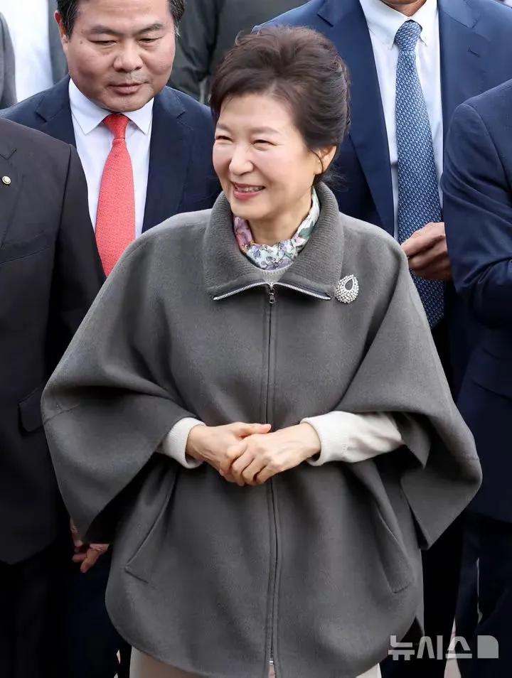 朴槿惠突然现身公众视野！

她的人气依旧不减，活动现场人潮涌动，媒体争相报道。