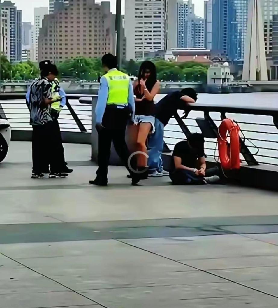 这事儿我刚刷到的时候，差点没一口咖啡喷屏幕上。
​上海街头，几个印度游客报警说"