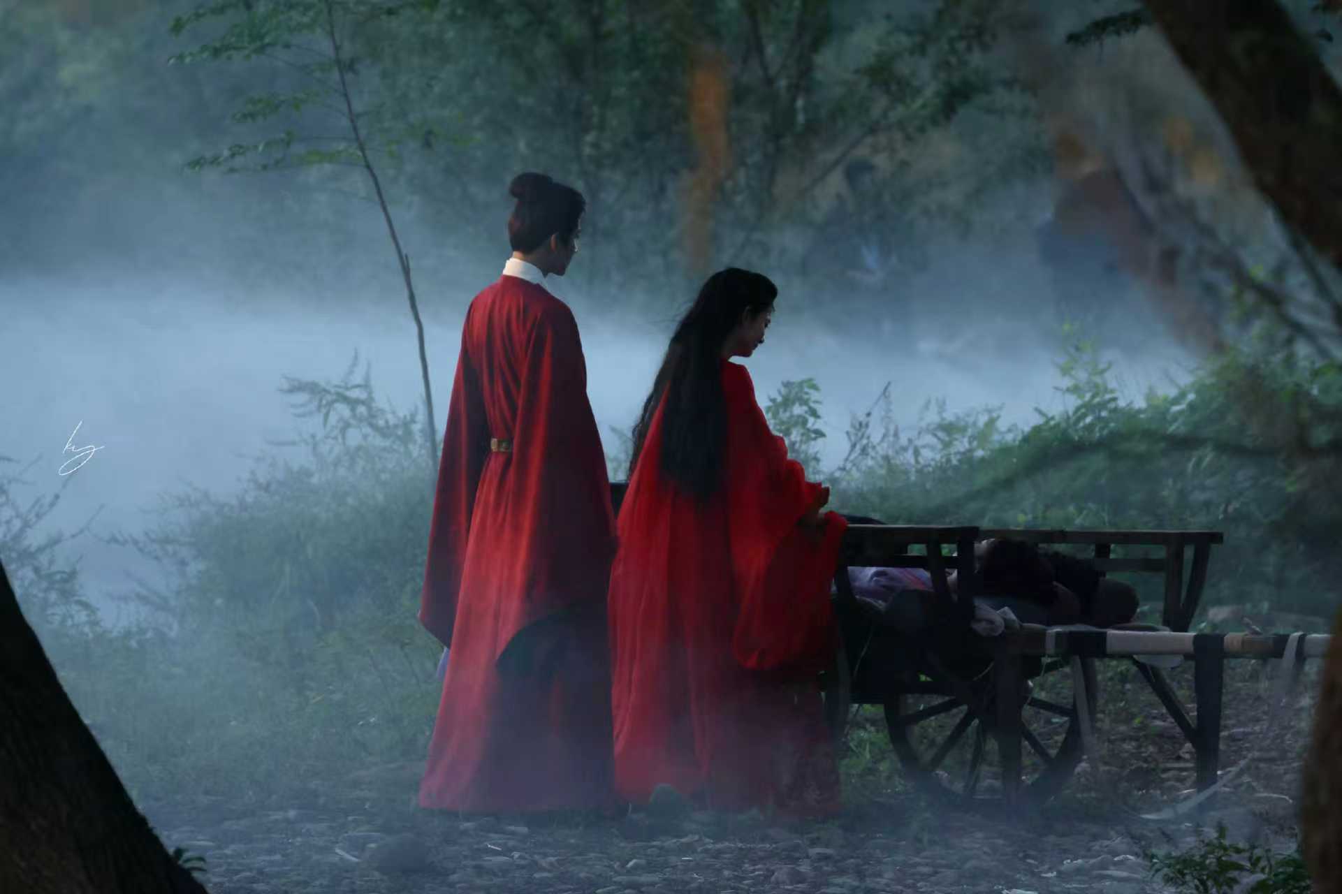 周柯宇赵晴两个小苦瓜，周柯宇赵晴《金吾不禁》新剧照，这是什么小苦瓜男女主啊，两个