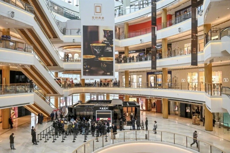 【#老铺黄金去年净赚50亿#，全年涨价三次，新增10家门店】#老铺黄金一年新增1